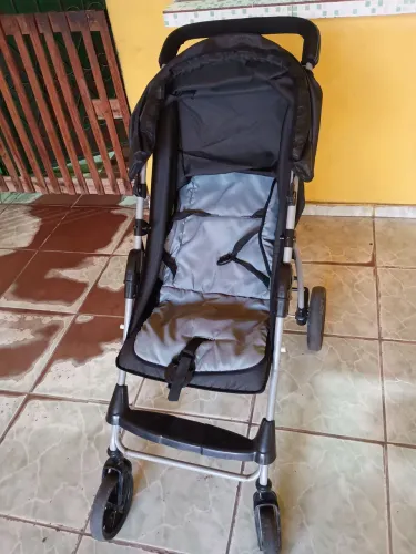 Carrinho buguiroto com pouco tempo de uso bem conservado ele abre e fecha 