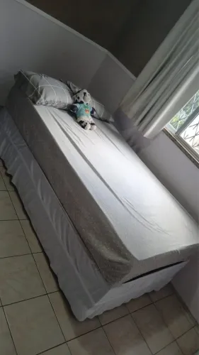 Cama solteirão usada por menos de um ano