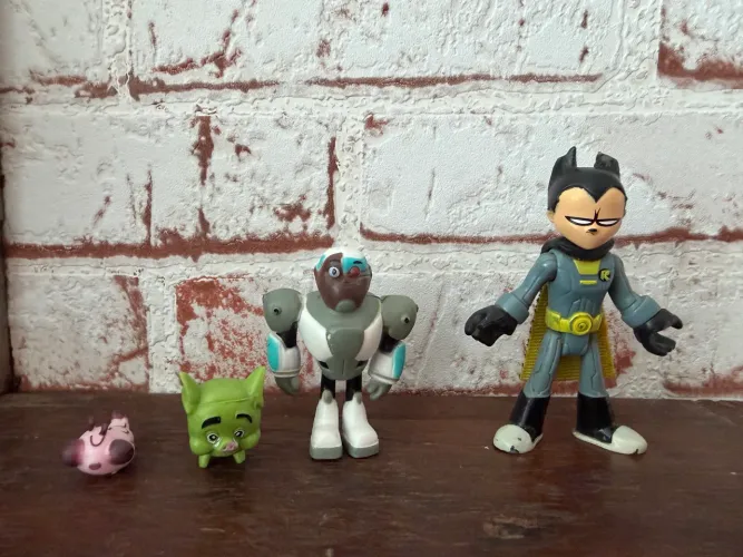 Jovens Titãs: Robin, Cyborg, Mutano e Silkie