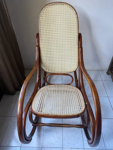 Cadeira de balanço de madeira