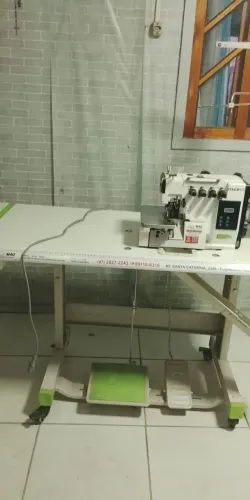 Máquina de costura overlok