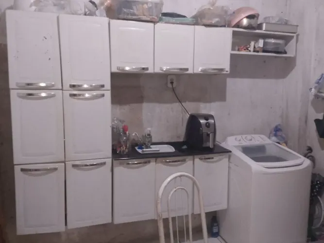 Vende-se uma armário , em perfeito estado por  500 reais , uma máquina em bom estado 1,300