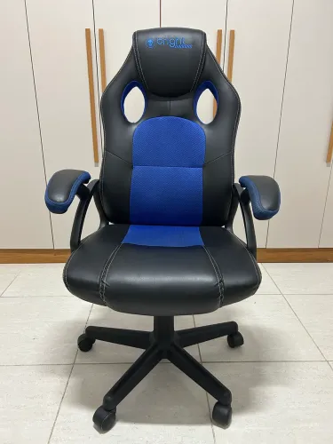Cadeira gamer marca bright com detalhes em azul e rodas fluidas