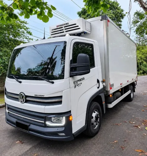 VW Delivery Express 4x2 2026 - 29 Mil Km - Baú Refrigerado -18°C PRONTO PARA TRABALHA