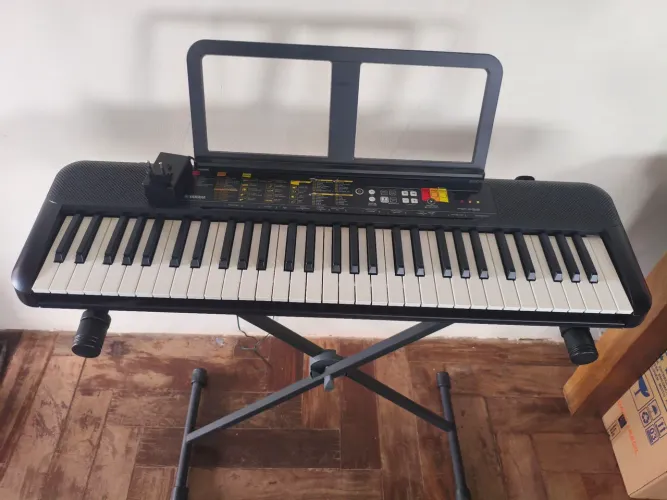 Teclado Yamaha PSR F-52 novo