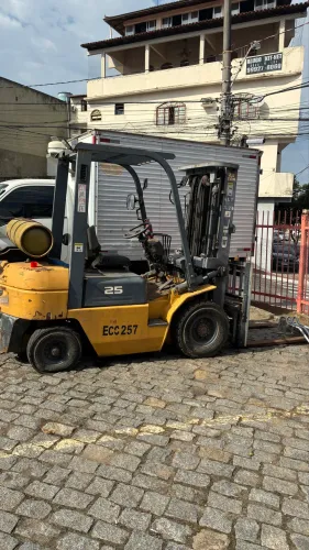 Empilhadeira CHL 2.5 Tn torre 5,20 altura