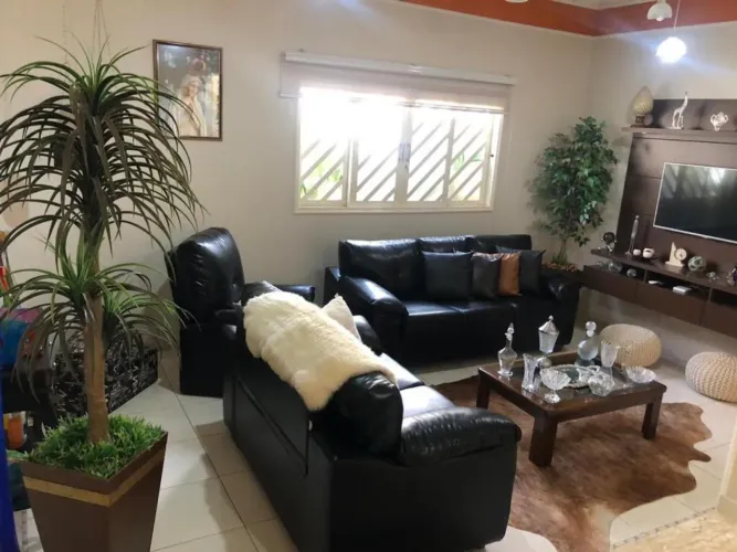 Casa localizada no Jardim Santa Rosa II com suite master com jardim de inverno e academia.