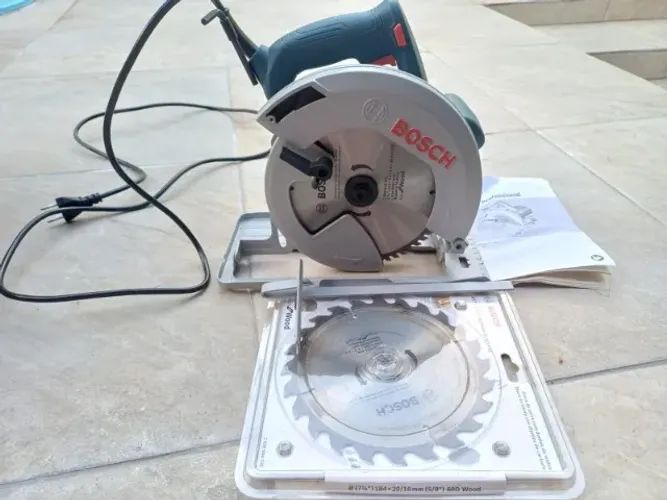 Serra Circular Bosch GKS 150 com dois discos originais (seminova)