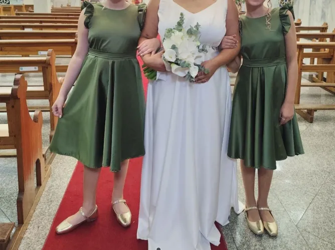 Vendo dois vestidos em tecido verde oliva um Tam P outro Tam M. Usado apenas uma vez .