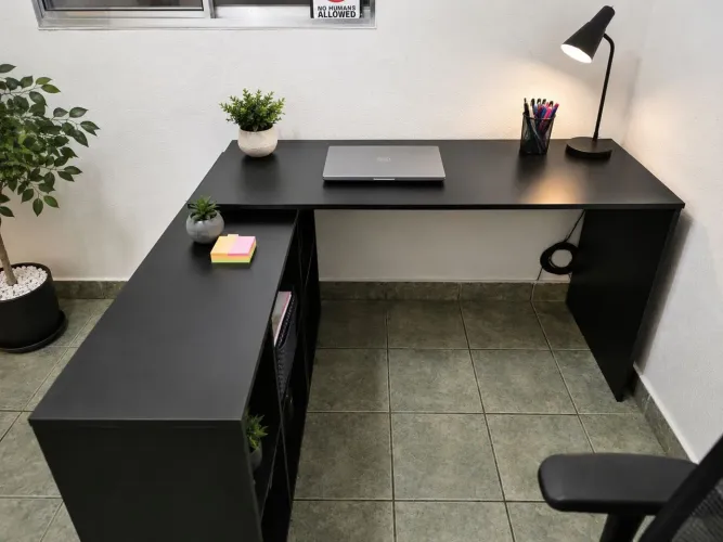 MESA DE ESCRITÓRIO EM L COM ORGANIZADOR EM COMEIA EM ÓTIMO ESTADO.