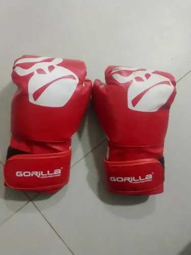 Luvas de boxe gorilla vermelha usada