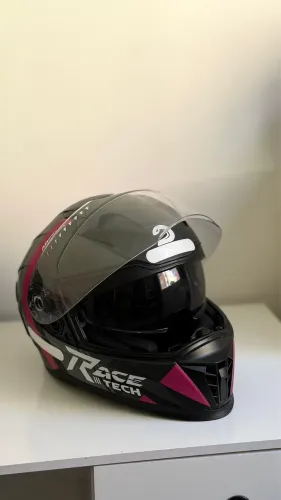 Capacete Race Tech preto com detalhe cinza 