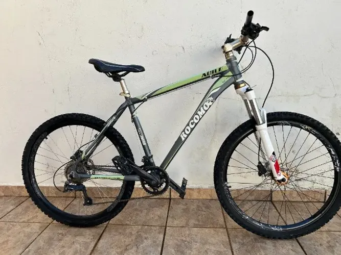 Bicicleta Aro 26 alumínio 16 marchas c/ freio a disco Shimano e Rockshox Recon