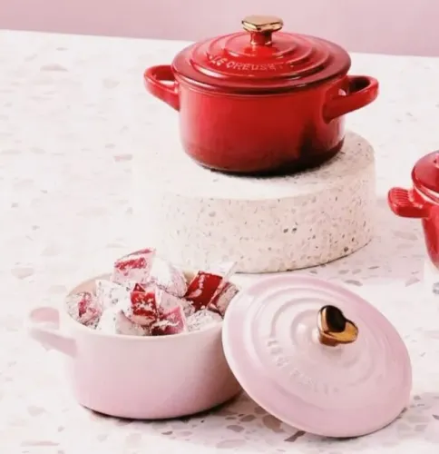 Cocotte Rosa Shell Pegador Coração Gold Le Creuset