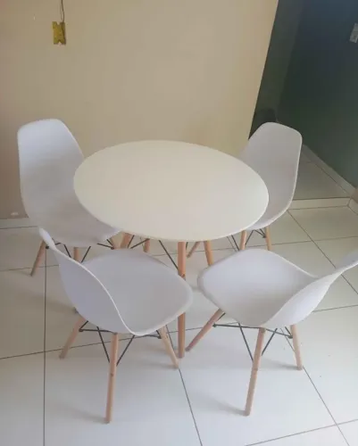 Mesa de jantar redonda com 4 cadeiras