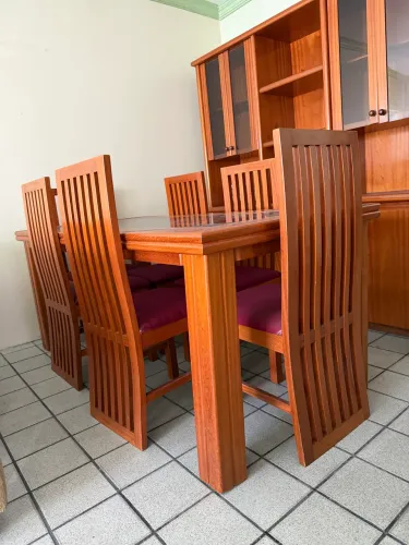 Mesa de Jantar 6 Lugares em Madeira Maciça com Tampo de Vidro