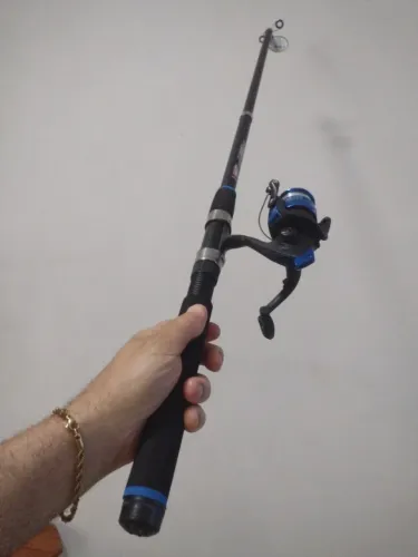 Vara pesca praia costão com molinete sem uso no centro de São Gonçalo