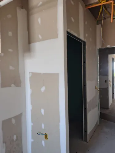 Forro de gesso acartonado e gesso comum.