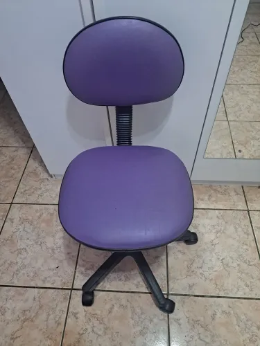 Cadeira de escritorio roxa.