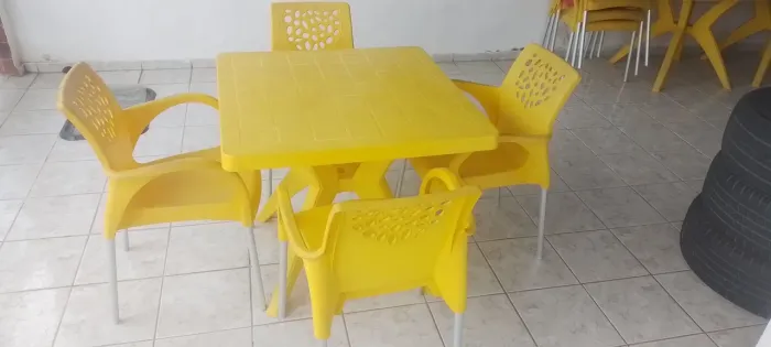 Conjuntos de mesas sendo 4 meses 10 cadeiras