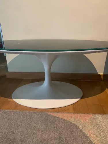 Mesa Saarinen oval branca com tampo de vidro(adesivado)