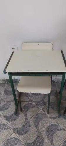 Cartera e cadeira de escola para atividades de crianças tanto refeição quanto desenho e