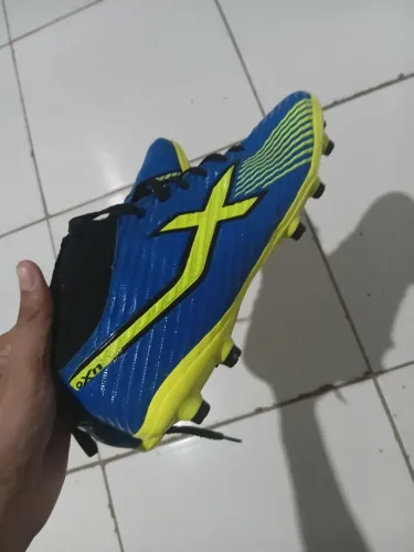 Chuteira estilo " botinha" azul , com cravo para campo . Em ótimo estado si usei 2 vezes