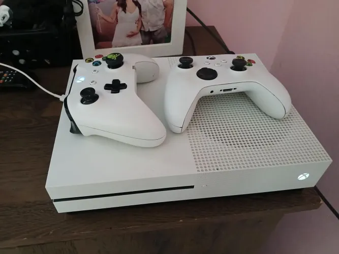Xbox one s 2 controles 3 jogos