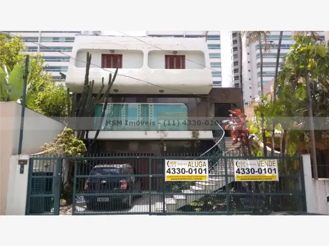 Aluga sobrado espaçoso em ótima localização. Ótimo para fins comerciais
