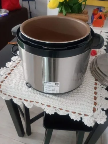 Panela de pressão elétrica voltagem 220 semi nova tudo novo foi usada apenas 2 vezes