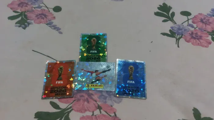 Capinha 00 da copa rara e mais 3 figurinhas rara