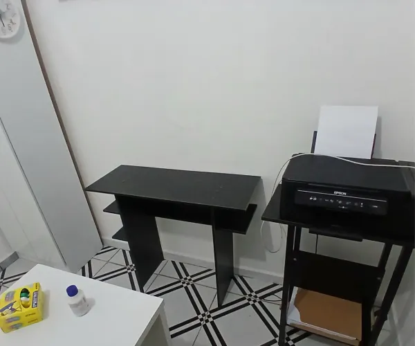Mesa com prateleiras preta