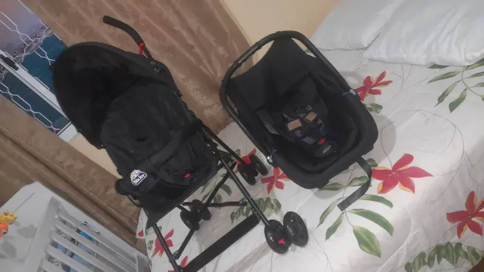 Carrinho guarda chuva e Bebe conforto novos 