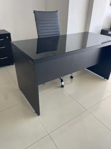 MESA DE ESCRITORIO COM TAMPO DE VIDRO 1.50x0.70 LOJA IKONOFFICE
