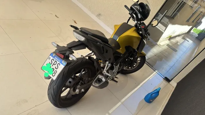 Cb300F 2024 Dourada
