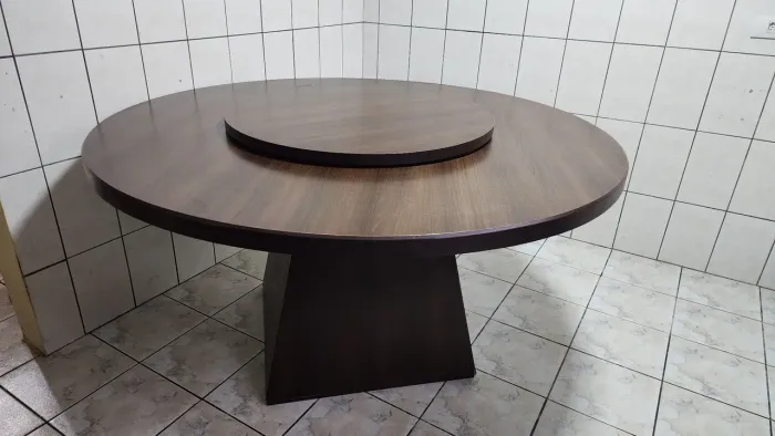 Mesa Redonda de Madeira com Centro Giratório
