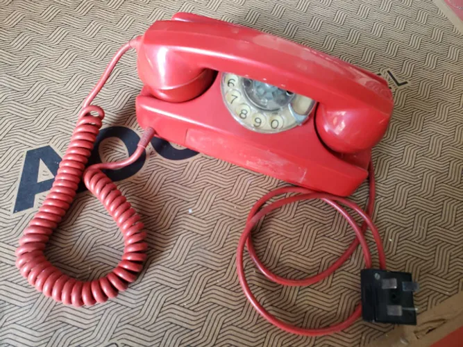 Telefone disco antigo tijolinho vermelho decoração ou uso