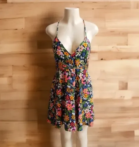 NOVO: Vestido em poliéster com amarração nas costas M