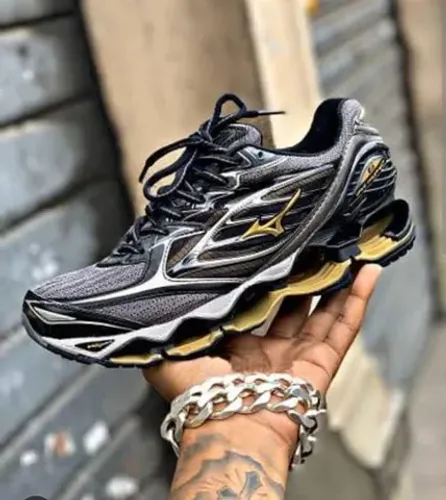 Relançamento Mizuno pro 6 preto ouro