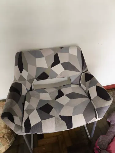 Poltrona moderna em tecido geométrico
