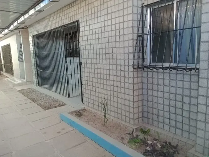 CASA DE PRIVE EM PAU AMARELO Á PRIMEIRA 2 QTS 200m DA AV.PRINCIPAL PRÓX.AO MERCADO IDEAL