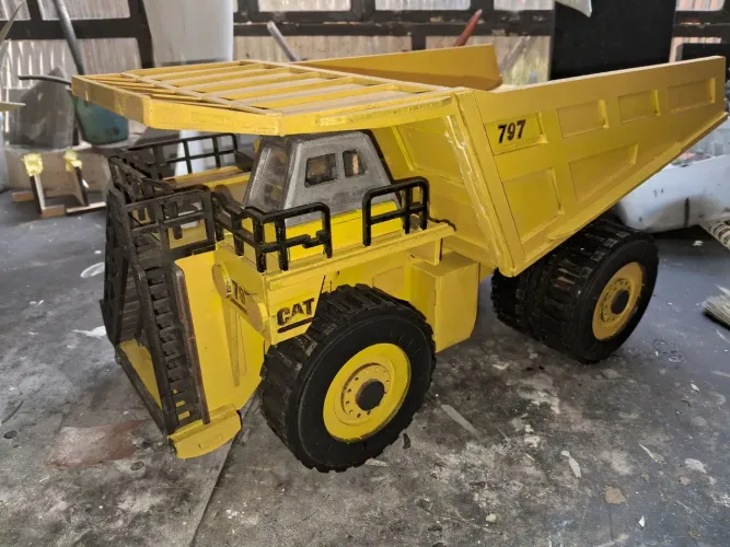 Caminhão de mineração CAT 797 em mdf