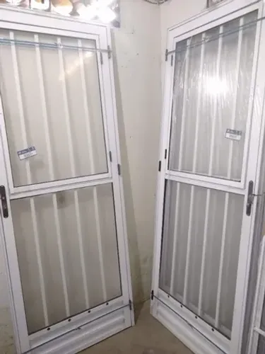Porta de alumínio branco entrada