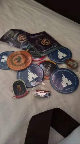 Coleção de Pins e Botons e mochilas