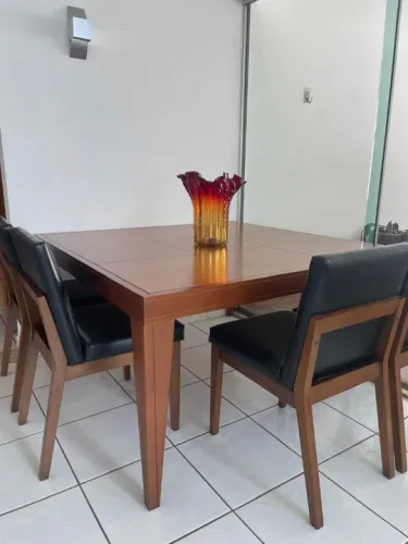 Mesa de Jantar de Madeira 1,5m por 1,5m. As cadeiras não estão incluídas neste valor.