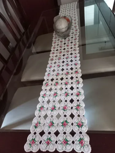 Caminho de Mesa de Crochê Floral