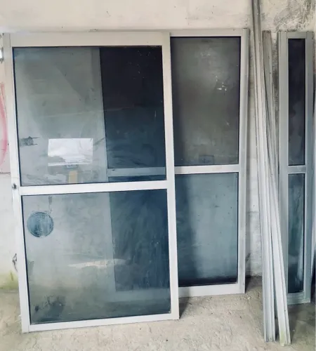 Porta de correr comercial ou casa Aluminio e vidro fume.