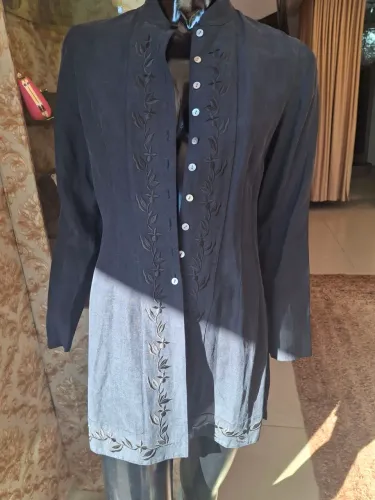 Camisa feminina LINEA com bordado floral