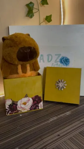 KIT Pelúcia Capivara + Caixa em MDF Personalizada Amarela com Aplique de Flor