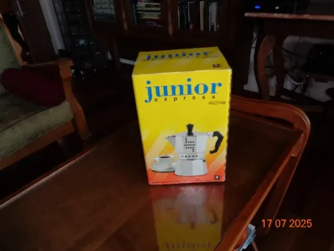 Cafeteira Junior Prateada Italiana 9 Xícaras Cor Prateado Na Caixa
